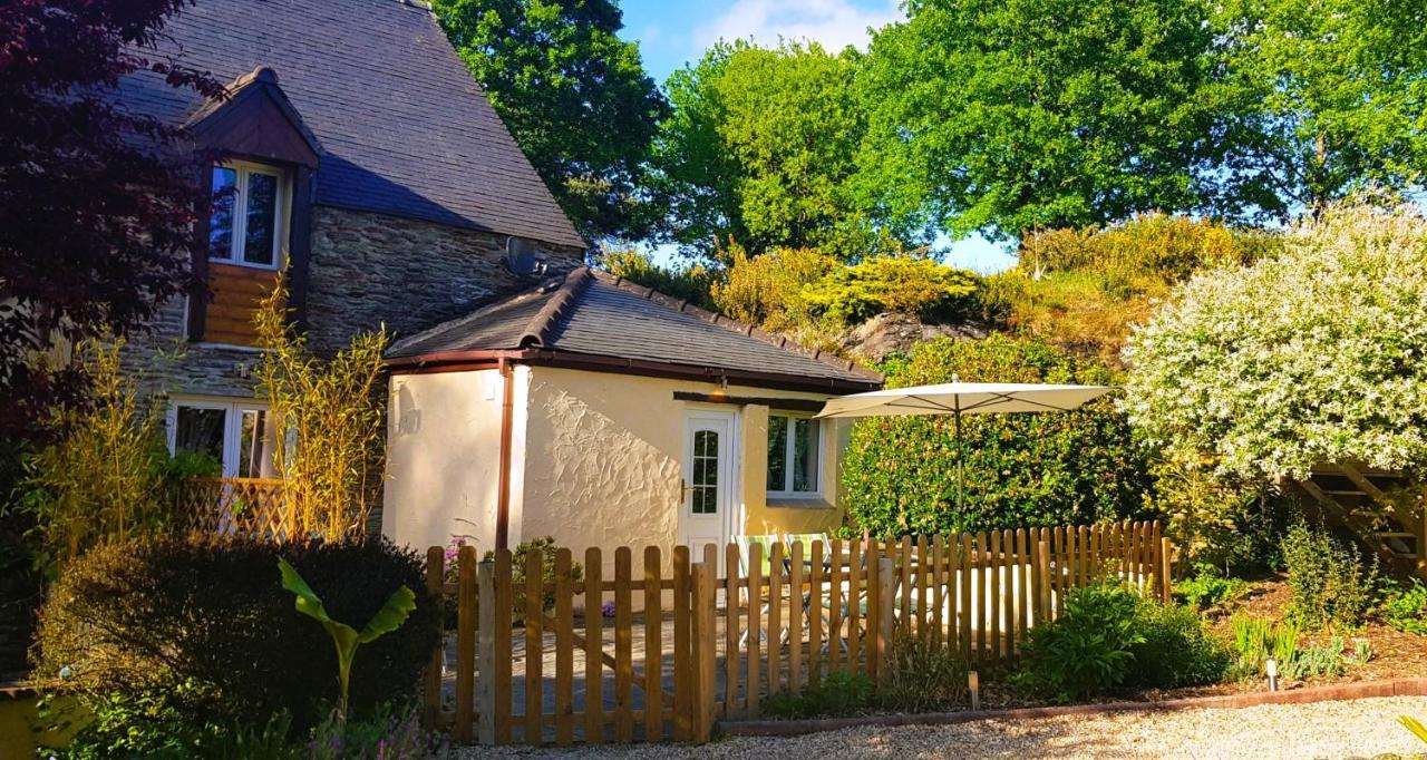 Le Vieux Moulin Gites - A Charming Stone Cottage With Garden View And Seasonal Pool Guégon Kültér fotó